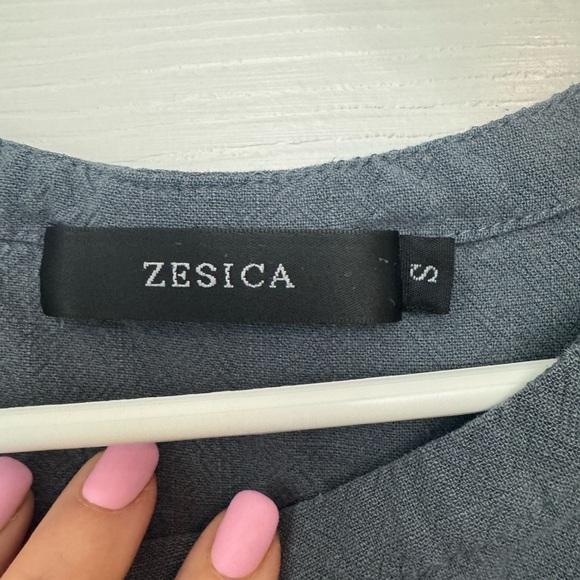 Zesica Women's Navy Blue Cropped Blouse Size Small - Picture 2 of 3